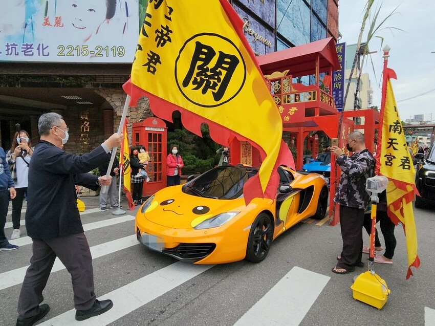 台中少見頂級超跑一字排開！過火祈福超熱鬧，還可以近距離合照