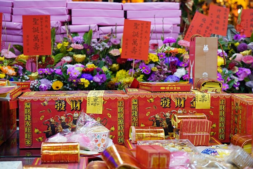 台中少見頂級超跑一字排開！過火祈福超熱鬧，還可以近距離合照