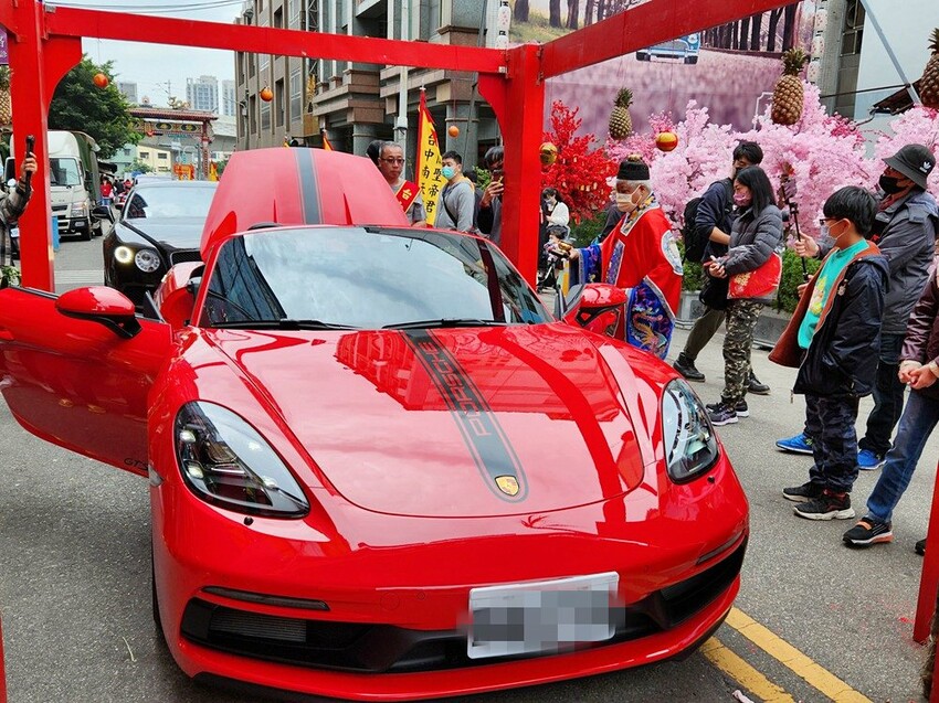 台中少見頂級超跑一字排開！過火祈福超熱鬧，還可以近距離合照