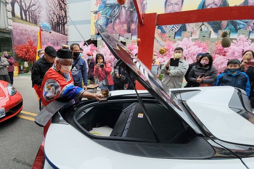 台中少見頂級超跑一字排開！過火祈福超熱鬧，還可以近距離合照