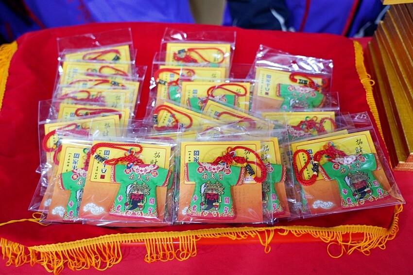 台中少見頂級超跑一字排開！過火祈福超熱鬧，還可以近距離合照