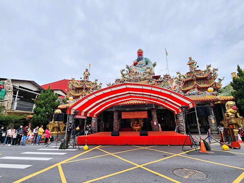 台中少見頂級超跑一字排開！過火祈福超熱鬧，還可以近距離合照