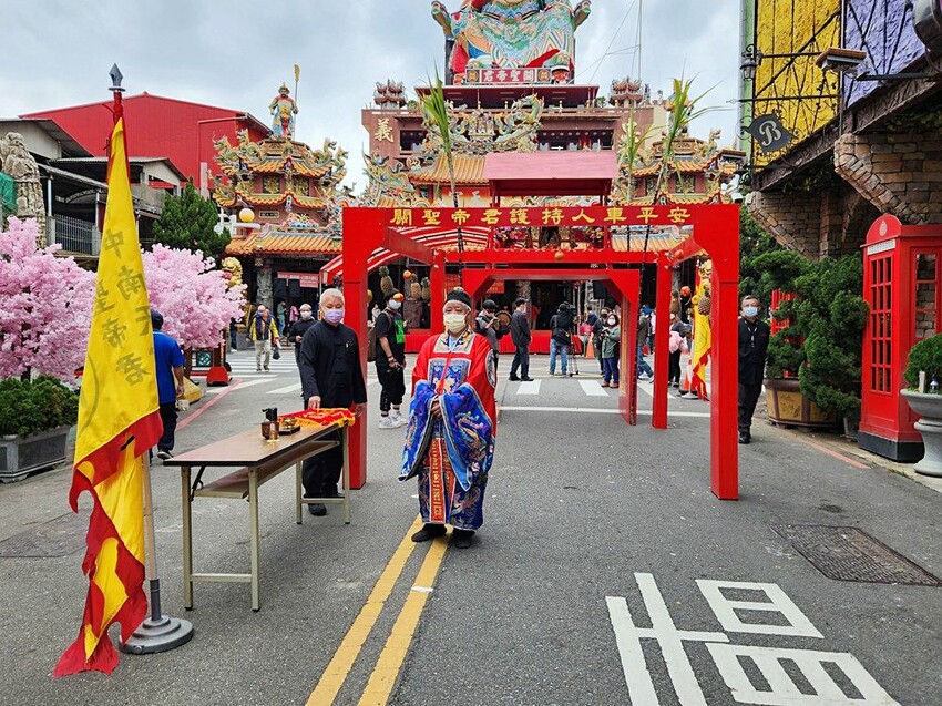 台中少見頂級超跑一字排開！過火祈福超熱鬧，還可以近距離合照