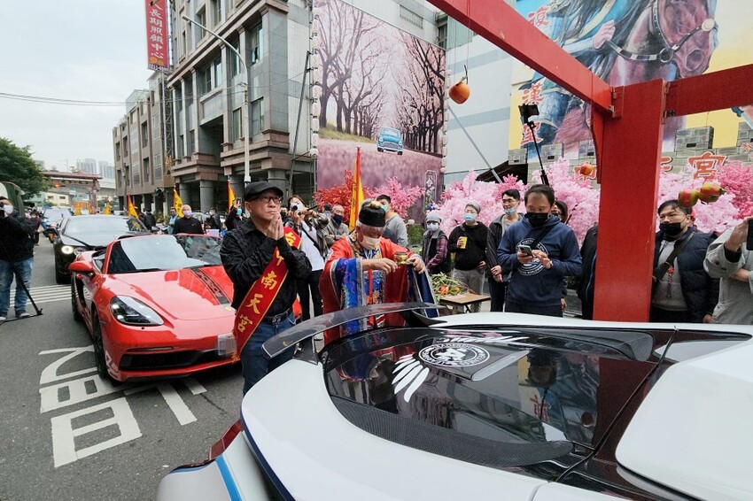 台中少見頂級超跑一字排開！過火祈福超熱鬧，還可以近距離合照