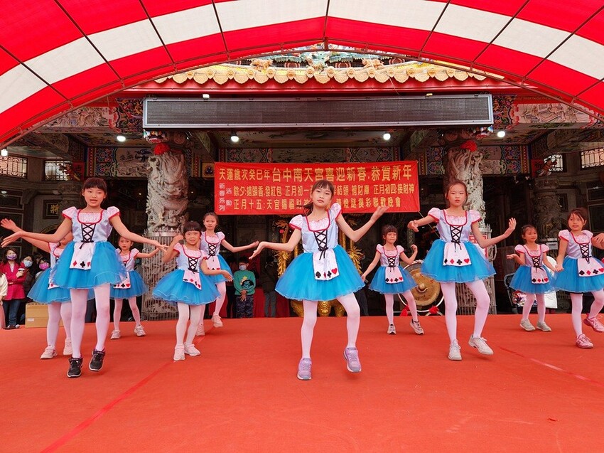 台中少見頂級超跑一字排開！過火祈福超熱鬧，還可以近距離合照