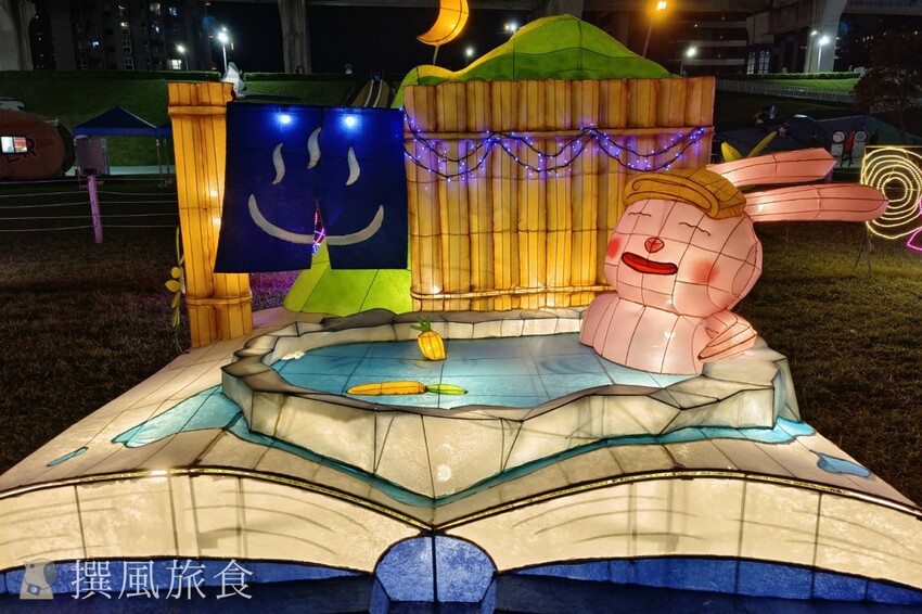 「2023新北燈會」兔來運轉360度旋轉主燈還會眨眼睛！早上熊猴森晚上逛燈會！