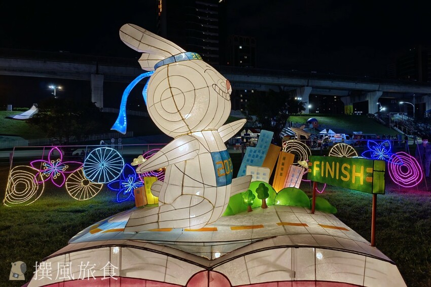 「2023新北燈會」兔來運轉360度旋轉主燈還會眨眼睛！早上熊猴森晚上逛燈會！