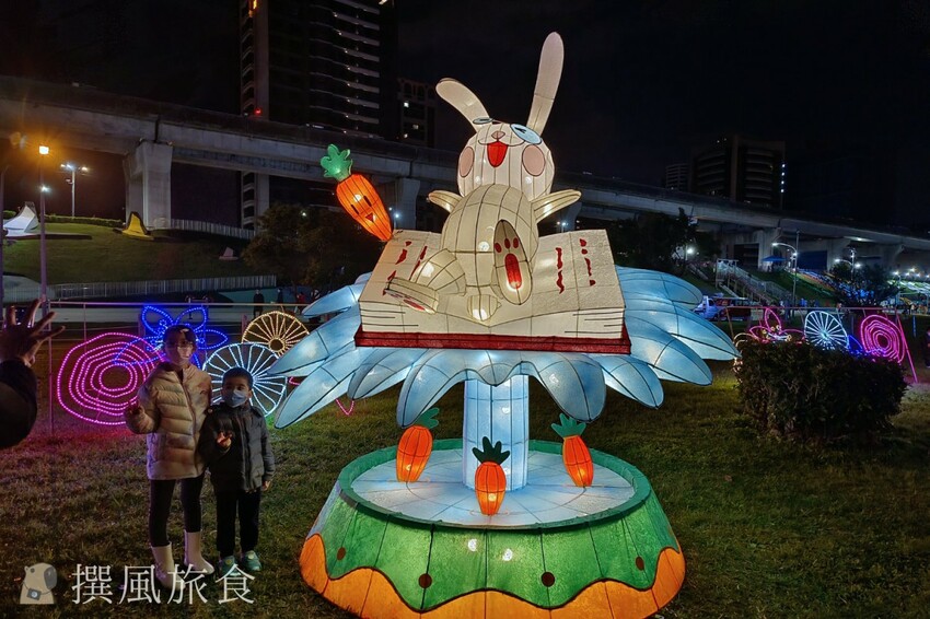 「2023新北燈會」兔來運轉360度旋轉主燈還會眨眼睛！早上熊猴森晚上逛燈會！