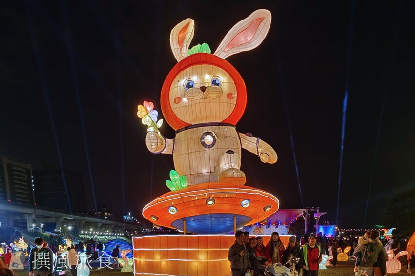 「2023新北燈會」兔來運轉360度旋轉主燈還會眨眼睛！早上熊猴森晚上逛燈會！