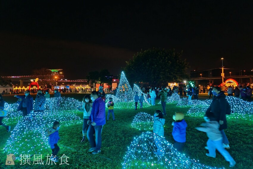 「2023新北燈會」兔來運轉360度旋轉主燈還會眨眼睛！早上熊猴森晚上逛燈會！