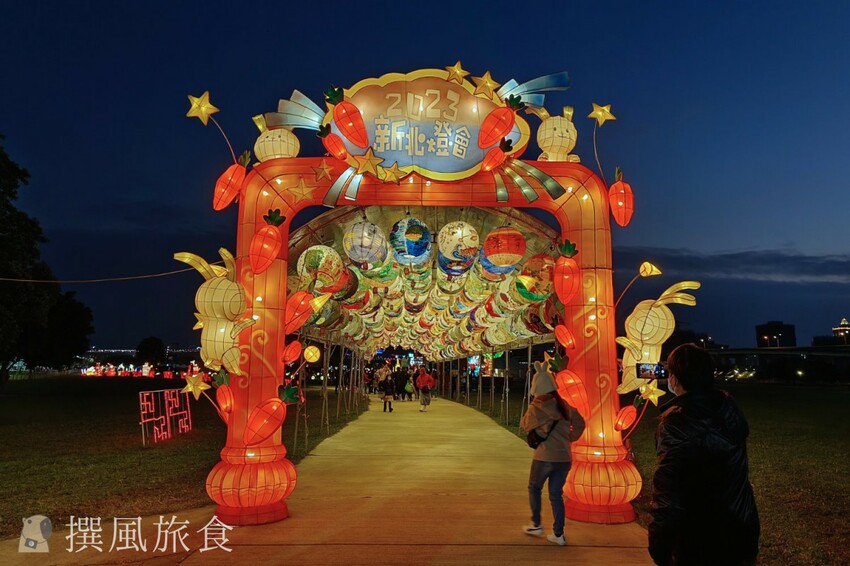 「2023新北燈會」兔來運轉360度旋轉主燈還會眨眼睛！早上熊猴森晚上逛燈會！