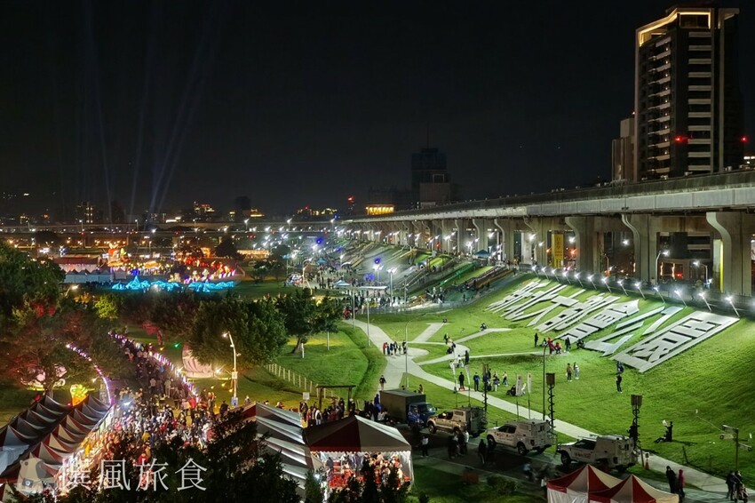 「2023新北燈會」兔來運轉360度旋轉主燈還會眨眼睛！早上熊猴森晚上逛燈會！