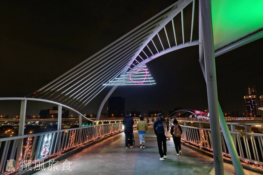 「2023新北燈會」兔來運轉360度旋轉主燈還會眨眼睛！早上熊猴森晚上逛燈會！