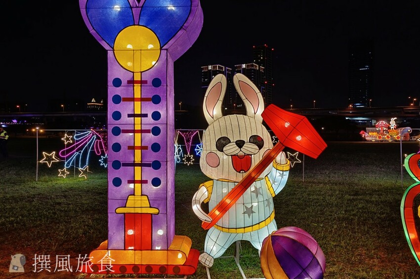 「2023新北燈會」兔來運轉360度旋轉主燈還會眨眼睛！早上熊猴森晚上逛燈會！