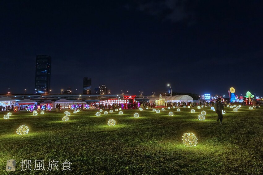 「2023新北燈會」兔來運轉360度旋轉主燈還會眨眼睛！早上熊猴森晚上逛燈會！