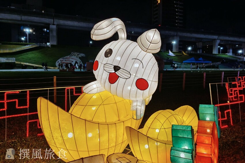 「2023新北燈會」兔來運轉360度旋轉主燈還會眨眼睛！早上熊猴森晚上逛燈會！