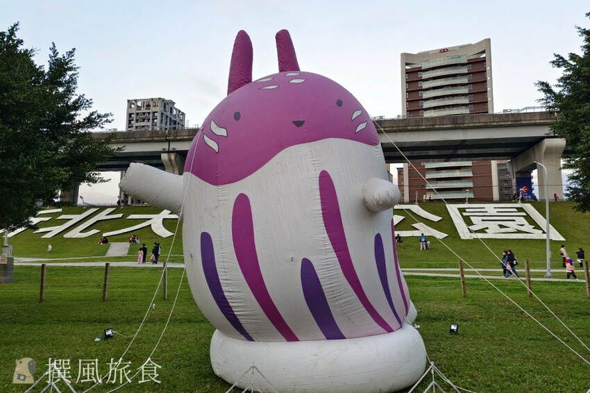 「2023新北燈會」兔來運轉360度旋轉主燈還會眨眼睛！早上熊猴森晚上逛燈會！