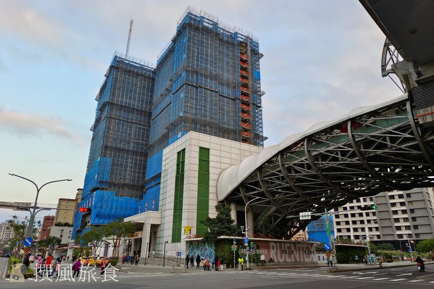 「2023新北燈會」兔來運轉360度旋轉主燈還會眨眼睛！早上熊猴森晚上逛燈會！