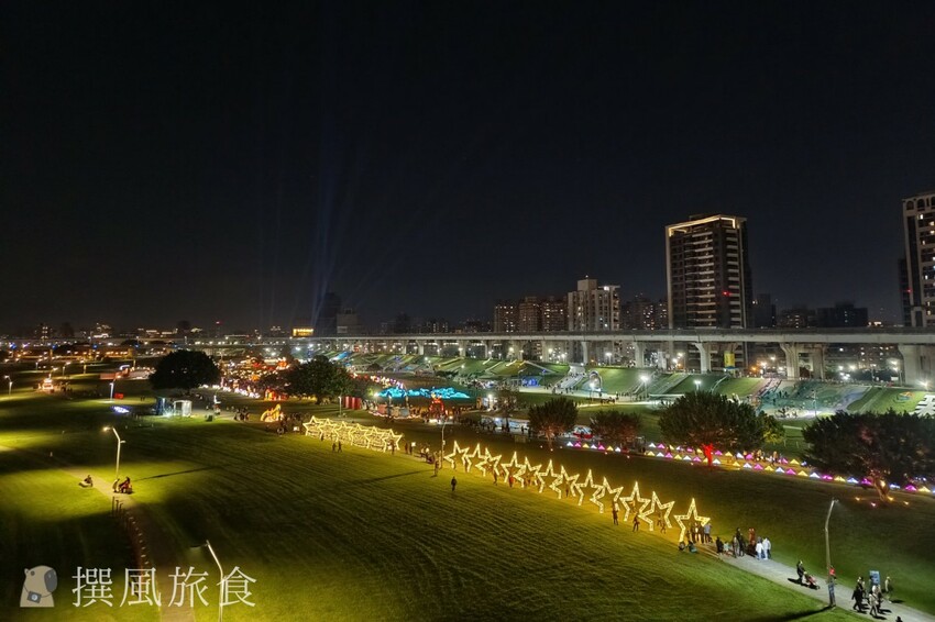 「2023新北燈會」兔來運轉360度旋轉主燈還會眨眼睛！早上熊猴森晚上逛燈會！