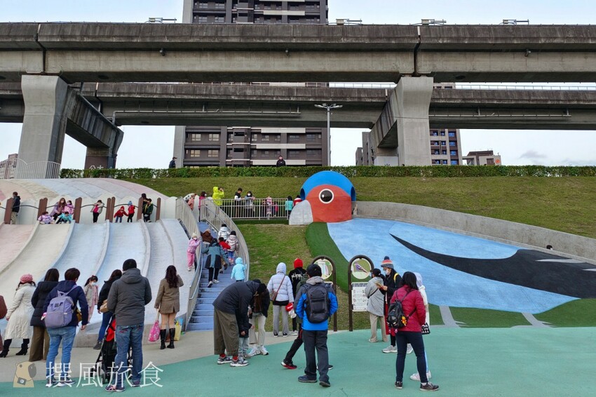 「2023新北燈會」兔來運轉360度旋轉主燈還會眨眼睛！早上熊猴森晚上逛燈會！