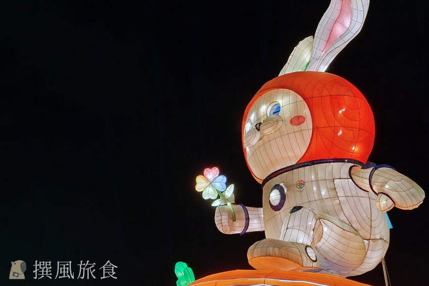 「2023新北燈會」兔來運轉360度旋轉主燈還會眨眼睛！早上熊猴森晚上逛燈會！