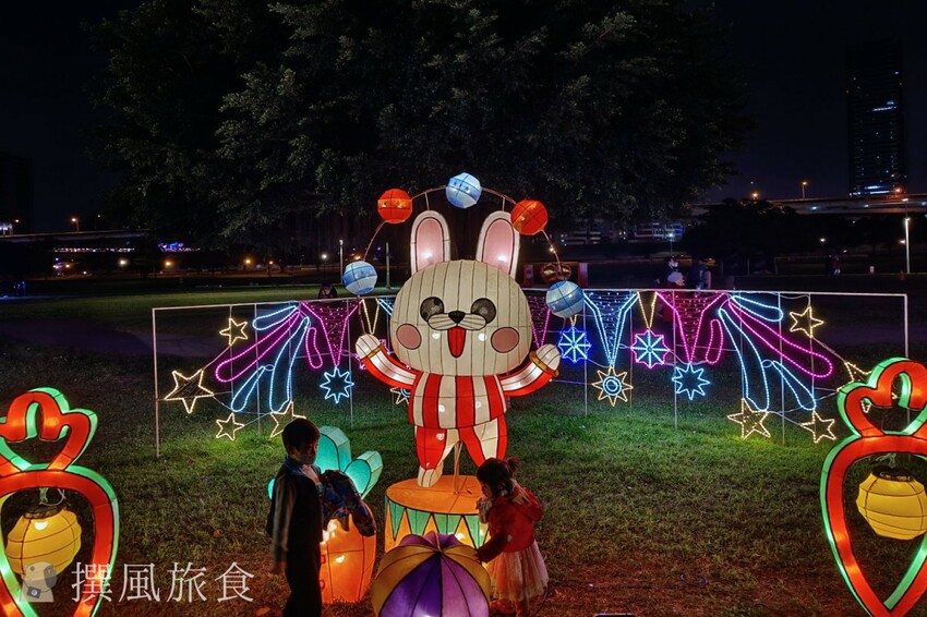 「2023新北燈會」兔來運轉360度旋轉主燈還會眨眼睛！早上熊猴森晚上逛燈會！