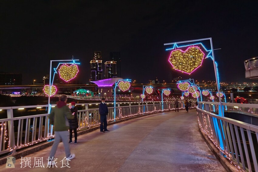 「2023新北燈會」兔來運轉360度旋轉主燈還會眨眼睛！早上熊猴森晚上逛燈會！