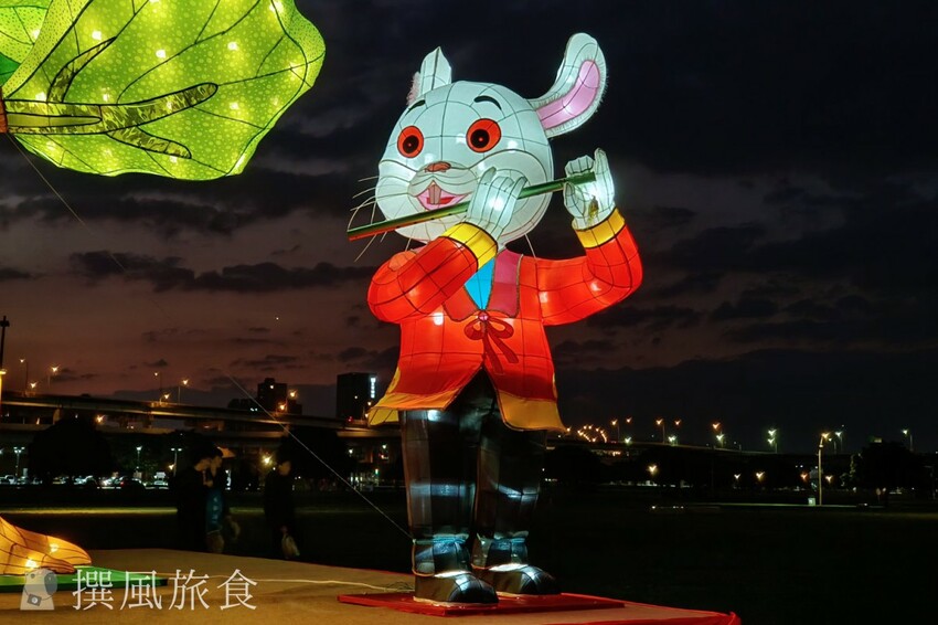 「2023新北燈會」兔來運轉360度旋轉主燈還會眨眼睛！早上熊猴森晚上逛燈會！