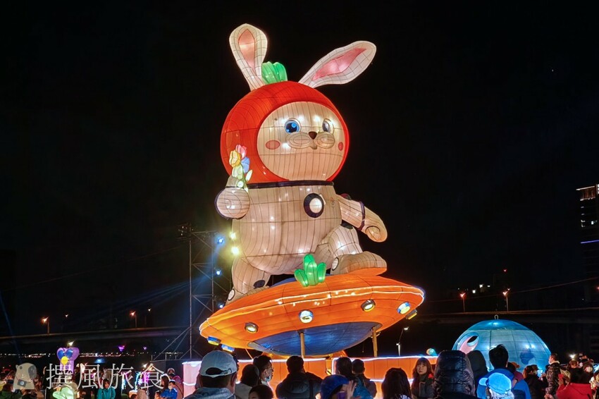 「2023新北燈會」兔來運轉360度旋轉主燈還會眨眼睛！早上熊猴森晚上逛燈會！