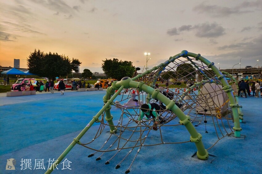 「2023新北燈會」兔來運轉360度旋轉主燈還會眨眼睛！早上熊猴森晚上逛燈會！