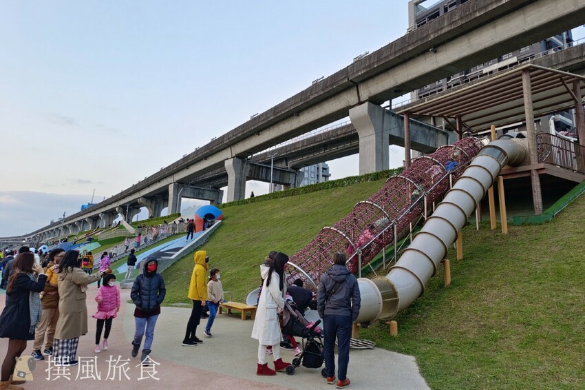 「2023新北燈會」兔來運轉360度旋轉主燈還會眨眼睛！早上熊猴森晚上逛燈會！