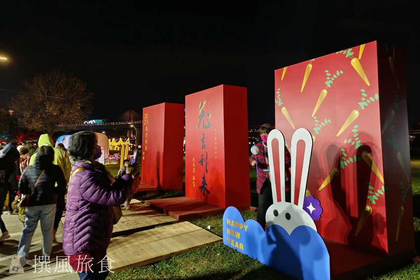 「2023新北燈會」兔來運轉360度旋轉主燈還會眨眼睛！早上熊猴森晚上逛燈會！