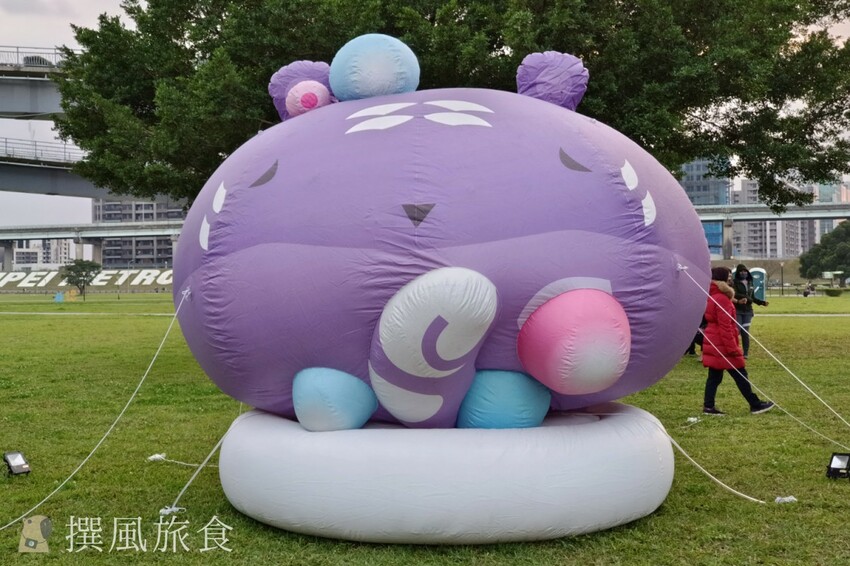 「2023新北燈會」兔來運轉360度旋轉主燈還會眨眼睛！早上熊猴森晚上逛燈會！