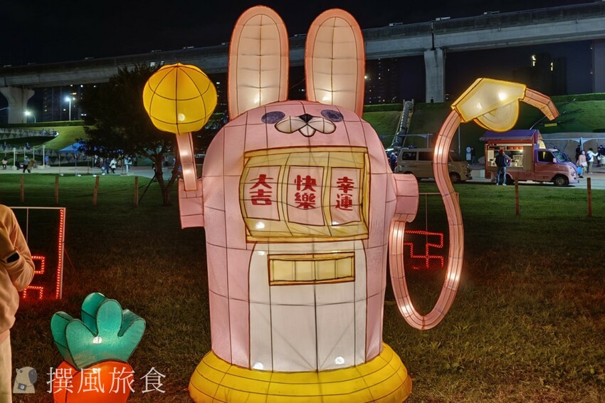 「2023新北燈會」兔來運轉360度旋轉主燈還會眨眼睛！早上熊猴森晚上逛燈會！
