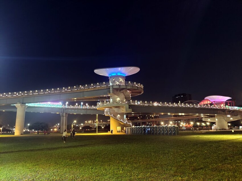 【2023新北燈會】8米高主燈太空兔超好拍!含交通停車、展演資訊!