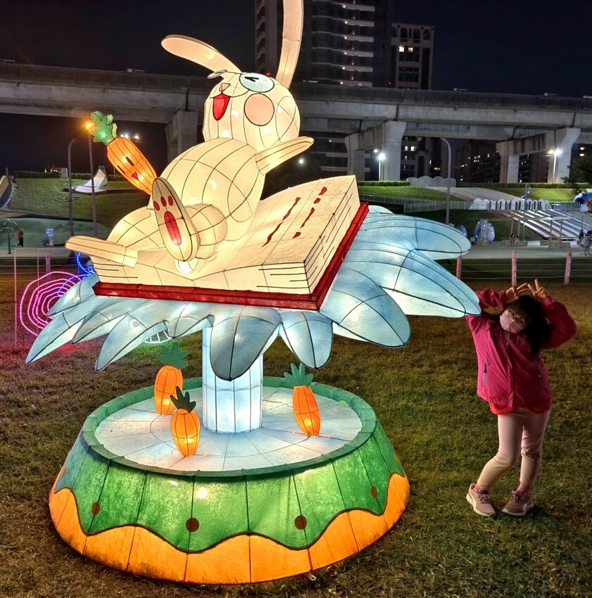 【2023新北燈會】8米高主燈太空兔超好拍!含交通停車、展演資訊!