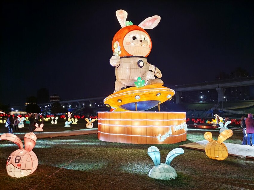 【2023新北燈會】8米高主燈太空兔超好拍!含交通停車、展演資訊!