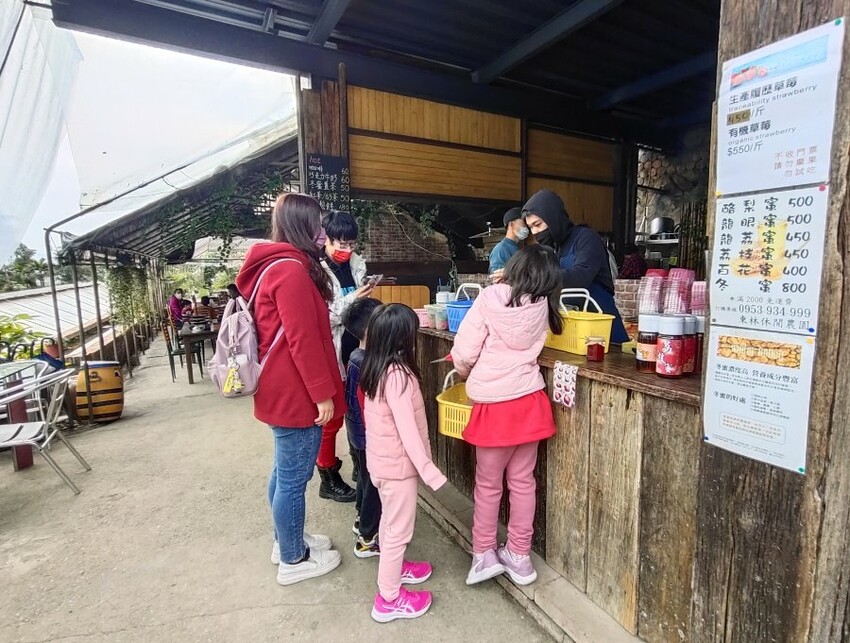 【台北內湖】東林草莓園．採草莓+果醬DIY+手繪鬆餅超促咪!