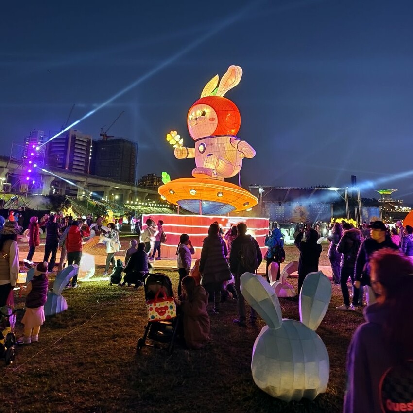 【2023新北燈會】8米高主燈太空兔超好拍!含交通停車、展演資訊!