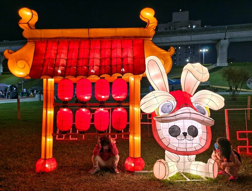 【2023新北燈會】8米高主燈太空兔超好拍!含交通停車、展演資訊!