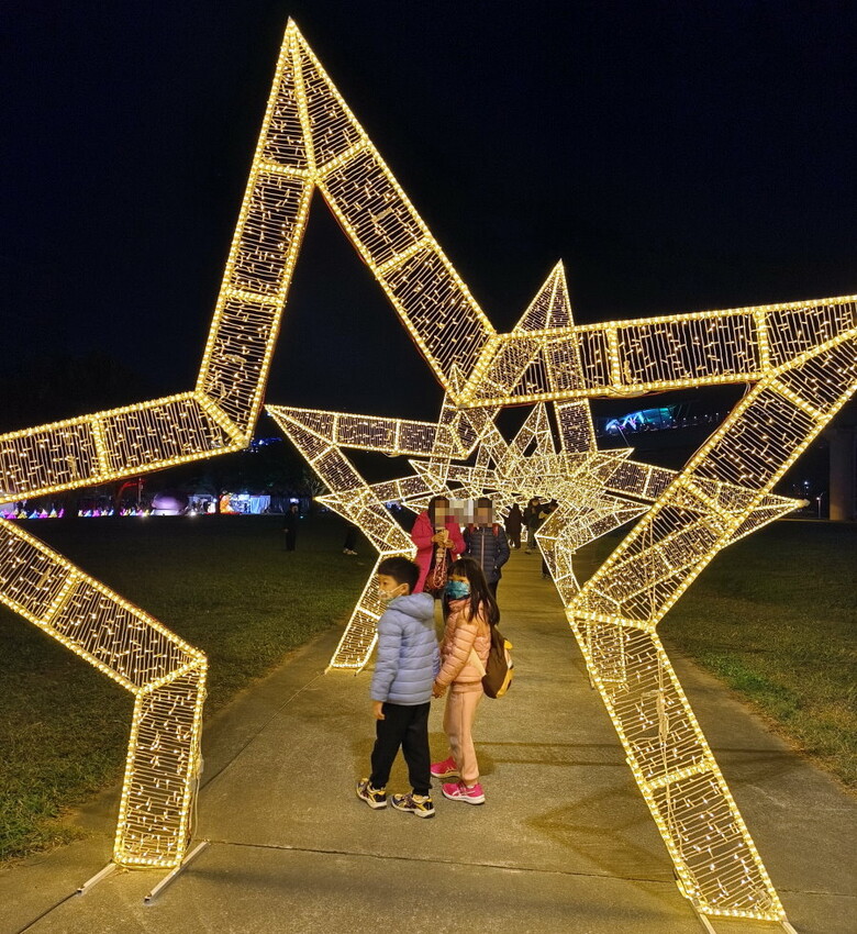 【2023新北燈會】8米高主燈太空兔超好拍!含交通停車、展演資訊!