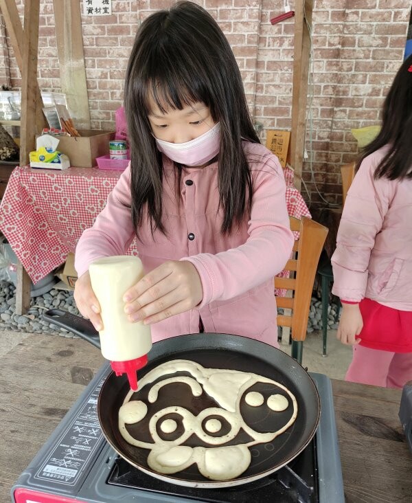【台北內湖】東林草莓園．採草莓+果醬DIY+手繪鬆餅超促咪!
