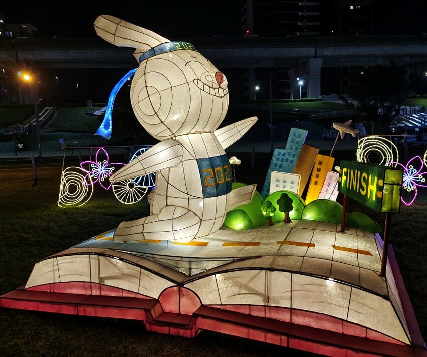 【2023新北燈會】8米高主燈太空兔超好拍!含交通停車、展演資訊!