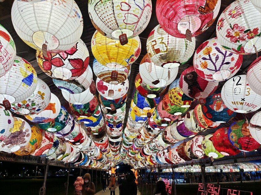 【2023新北燈會】8米高主燈太空兔超好拍!含交通停車、展演資訊!