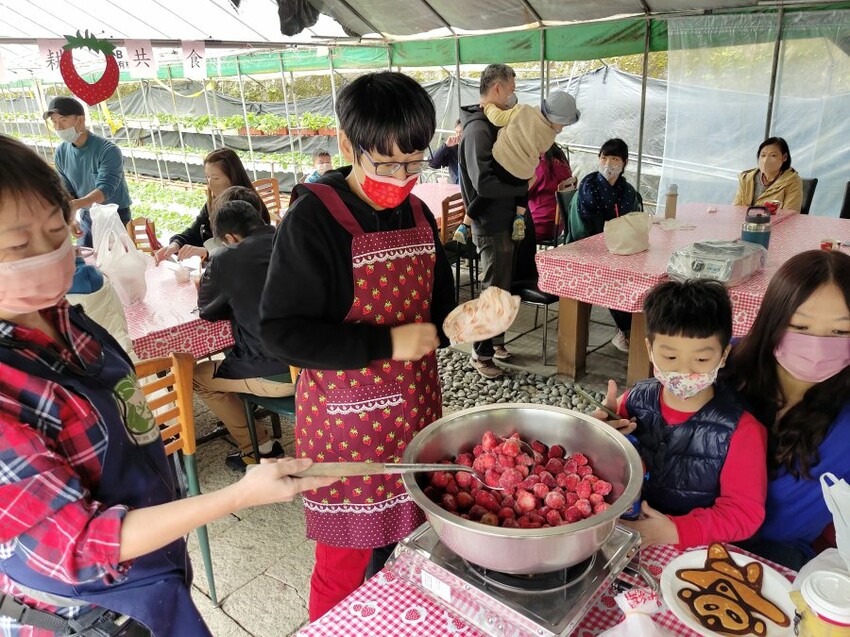 【台北內湖】東林草莓園．採草莓+果醬DIY+手繪鬆餅超促咪!
