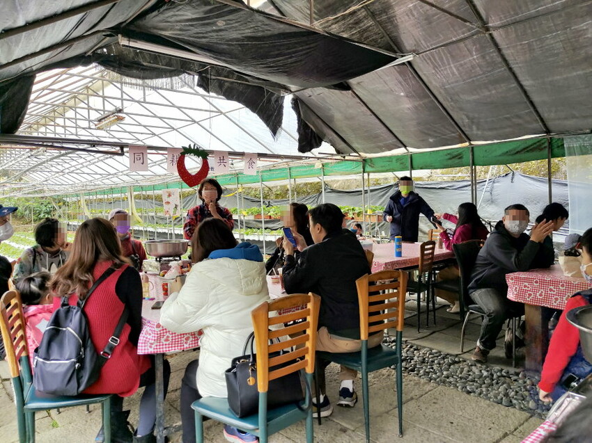 【台北內湖】東林草莓園．採草莓+果醬DIY+手繪鬆餅超促咪!