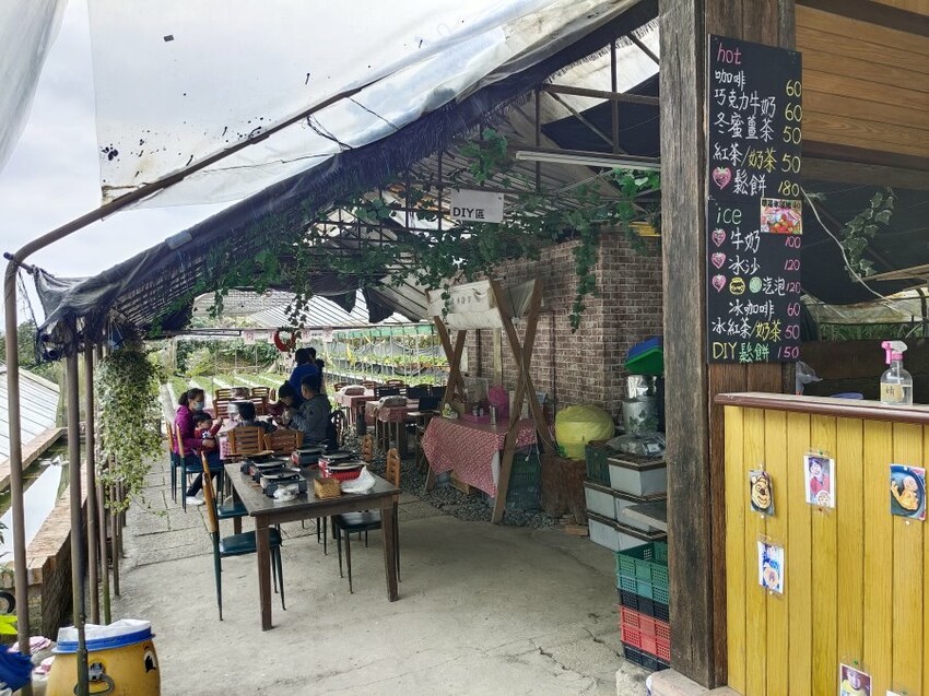 【台北內湖】東林草莓園．採草莓+果醬DIY+手繪鬆餅超促咪!