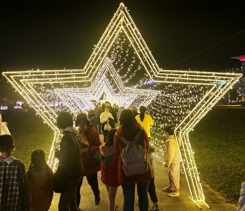 【2023新北燈會】8米高主燈太空兔超好拍!含交通停車、展演資訊!