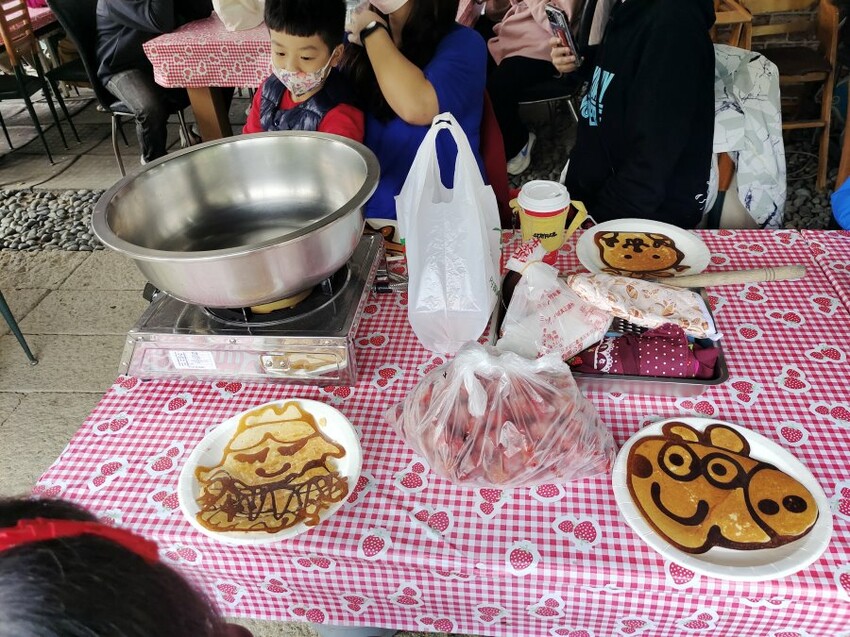 【台北內湖】東林草莓園．採草莓+果醬DIY+手繪鬆餅超促咪!