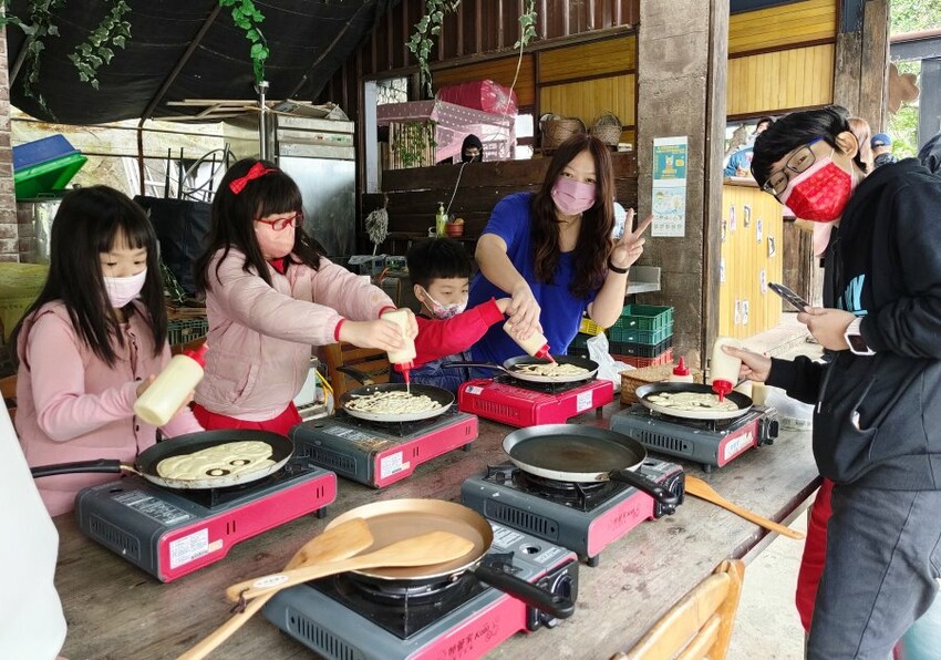 【台北內湖】東林草莓園．採草莓+果醬DIY+手繪鬆餅超促咪!